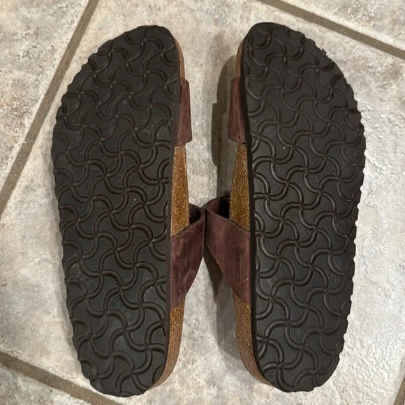 Birkenstock Brown Sandals with Classic Design - Picture 7 of 7